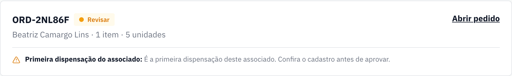 Card da fila de dispensação do Flora: pedido ORD-2NL86F marcado para revisar porque é a primeira dispensação do associado, com o motivo escrito no próprio card